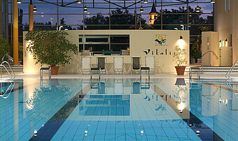 Schwimmbecken-Wellnessbereich-Vitalis-Parkhotel