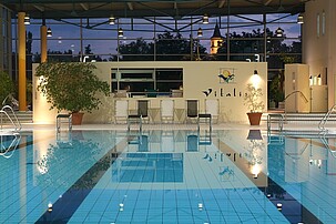 Schwimmbecken Wellnessbereich Wellnesshotel Parkhotel Weiskirchen